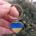 Vista detallada de un llavero de metal con forma de corazón y colores de Ucrania - Estilo de Corazón (Bandera Ucrania)