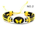 Detalle de pulsera de cuero negro tejida a mano con cordón amarillo y motivo de cánc - Mariposa Amarilla (NO.2)