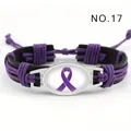Vista detallada del amuleto de cinta púrpura en pulsera de cuero tejida a mano - Cinta Violeta (NO.17)