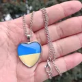 Vista dettagliata di una collana vintage con ciondolo a cuore bandiera Ucraina in mano - Stile Cuore - Ucraina