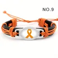 Vista detallada de pulsera de cuero trenzado a mano con motivo de cinta naranja - Cinta Naranja (NO.9)