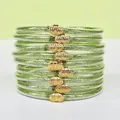 Ensemble de neuf joncs empilables en silicone à paillettes vertes avec breloques lotus - Pack de 9 Pièces / Vert Avocat