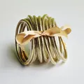 Prachtige set van 10 gouden glitter jelly armbanden met een chique beige satijnen strik - Lichtgoud