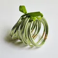 Set van 10 groene glitter jelly armbanden van zacht PVC materiaal met een strikje - Olijfgroen