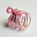 Set van 10 roze glitter jelly bangles vastgebonden met een decoratieve roze strik - Koreaans Roze