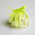 Set van 10 neongele glitter jelly armbanden met bijpassende satijnen strik decoratie - Neon Geel