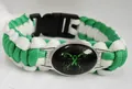Bracciale in paracord intrecciato verde e bianco con ciondolo a farfalla a nastro - Farfalla Verde