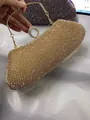 Primer plano de un elegante bolso de fiesta con pedrería dorada para novias - Dorado
