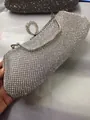 Vista detallada de un bolso de fiesta de pedrería plateada con asa de anillo de cristal. - Plateado