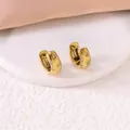 Detailansicht der 18K vergoldeten Edelstahl-Creolen mit Sternen und Zirkonia-Steinen - Achtzackiger Stern Stil / Gold