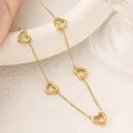 Detailansicht eines goldenen Edelstahl-Fußkettchens mit mehreren hohlen Herzanhängern. - Herz-Stil (Gold)