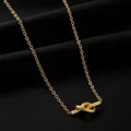 Makrodetail eines hochwertigen Goldknotenanhängers an einer O-Kette aus Titanstahl - Halskette / Gold