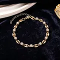Detailansicht des goldenen Schweinenasen-Armbands aus Edelstahl mit Kristallen. - 18K Vergoldeter Stil / Gold