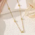 Detailansicht von Luxus-Gold-Titanstahl-Armbandanhängern mit römischen Zifferngravuren - Halskette / Gold