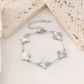 Detailansicht eines silbernen Edelstahl-Glücksklee-Armbands mit radial strukturierten Anhängern. - Silbernes vierblättriges Kleeblatt