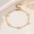Detailansicht eines goldenen Edelstahlarmbands mit römischen Ziffern und Kristallanhängern. - Armband / Gold
