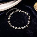 Nahaufnahme eines silbernen Schweinenasen-Gliederkettenarmbands mit Strasssteinen - Silber Galvanik Ausführung / Silber