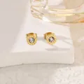 Detailansicht goldener Ohrstecker aus Edelstahl mit römischen Ziffern und Kristall - Ohrstecker / Gold