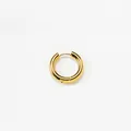 Detailansicht eines dicken goldenen Titan-Ohrrings mit einer glänzenden polierten Oberfläche - 4.0x24mm / Gold