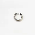 Nahaufnahme des hochglanzpolierten F136 Titanlegierung dicken Reifenohrrings Detail - 4.0x24mm / Titan-Original