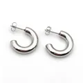 Nahaufnahme von silbernen klobigen C-förmigen Ohrsteckern aus poliertem Edelstahl - 3mm x 20mm / Stahlfarben