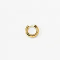 Nahaufnahme eines polierten goldenen Titan-Ohrrings auf weißem Texturhintergrund - 4.0x20mm / Gold