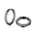 Nahaufnahme von schwarzen Titanstahl-Creolen mit funkelnden klaren Kristallakzenten - 2.0*12mm / Schwarz
