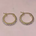 Detailansicht goldener Creolen aus Edelstahl mit mikro-eingelegten farbigen Steinen. - 20mm / Gold Bunter Strass (20mm)
