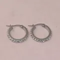 Detailansicht von mikro-besetzten Zirkonia auf polierten Creolen aus Edelstahl - 20mm / Stahlfarbe Weißer Strass (20mm)