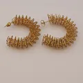 Detailansicht von goldenen Edelstahl-Ohrringen im Feder-Design für Damen, Schmuck - 3 Gold 40mm / Gold