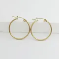 Detailansicht der 1,5 mm Edelstahl-Ohrringe mit hochwertiger 18 Karat Goldbeschichtung - 10mm (1 Paar) / Gold