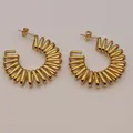 Detailaufnahme eleganter vergoldeter Edelstahl-Spiralfeder-Creolen für Frauen. - 5 Gold 36mm / Gold