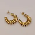 Detailansicht der vergoldeten Edelstahl-Ohrringe im Feder-Spiral-Design für Damen - 6 Gold 30mm / Gold