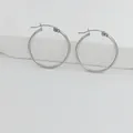 Nahaufnahme minimalistischer 1,5 mm Edelstahl Creolen für Schmuckdetails auf weißem Grund - 10mm (1 Paar) / Stahlfarben