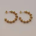 Detailansicht der goldfarbenen, spiralförmigen Textur dieser markanten Creolen. - 7 Gold 34mm / Gold