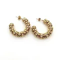 Detalle de pendientes de acero dorado con textura de malla vintage gruesa y brillante. - D Dorado