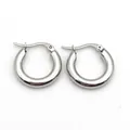 Nahaufnahme der modischen 4 mm dicken Creolen aus poliertem, silbernem Edelstahl. - 4*20mm (Paar) / Stahlfarben