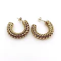 Detalle de pendientes de aro de acero inoxidable dorado con diseño de malla retro - A Dorado