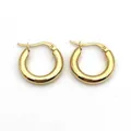 Makroansicht von 4mm dicken, polierten goldenen Creolen aus Edelstahl - 4*20mm (Paar) / Gold