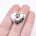 Silberner herzförmiger Metallanhänger mit Pfotenabdruck und Gravur I love my cat - Antiksilber