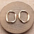 Zwei unregelmäßige, hohl gedrehte goldene ovale Ringanhänger für DIY-Schmuckherstellung - KC Gold