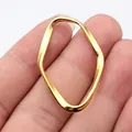 Colgante ovalado geométrico retorcido irregular grande de 42x28mm en acabado dorado - Oro antiguo