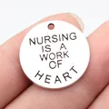 Antiksilberner runder Anhänger mit Nursing Is A Work Of Heart Gravur für Schmuck - Antiksilber
