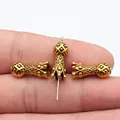 Antikgoldene Imam-Gebetsperlen-Trenner, 19x8x8mm Schmuckperlen in der Hand gehalten. - Altgold