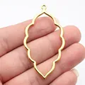 Exquisites 65x34mm goldfarbenes hohles Blatt-Anhänger-Charm für DIY-Schmuckherstellung - Altgold (D15300) / 1 Stück