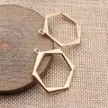 Goldene geometrische sechseckige hohle Anhängerrahmen für DIY-Schmuckherstellungsprojekte - KC Gold