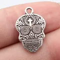 Colante calavera vintage plata 22x15mm con textura floral y cruz para joyería DIY - Estilo Cruz (B19721) / Paquete de 10 / Plata antigua
