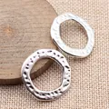 Colgantes de anillo irregulares de plata martillada para hacer joyería DIY de 30mm - Conector de Anillo Martillado / Plata antigua