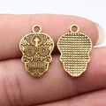 Dije de calavera de aleación de oro antiguo con textura floral para joyería artesanal - Estilo Cruz (D15379) / Paquete de 10 / Oro antiguo