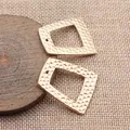 Vergoldete, gehammerte trapezförmige hohle geometrische Anhänger für die Schmuckherstellung - KC Gold
